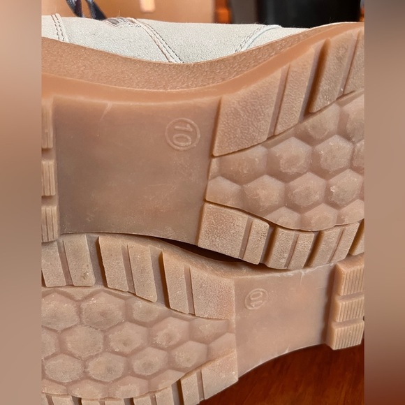 Maurice’s Size 10 NWT Women’s Light Grey Microsuede Booties / New Boots/ Wedges - Picture 4 of 8